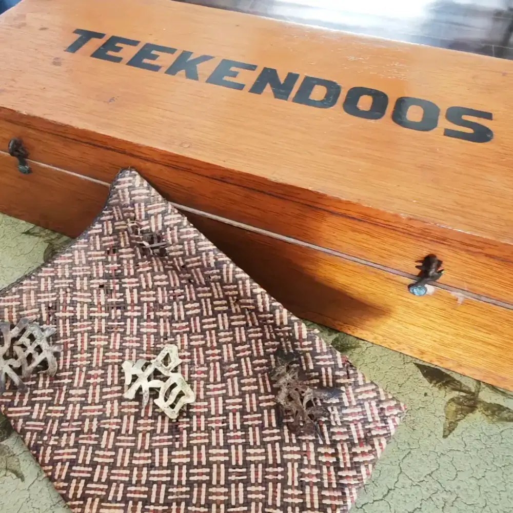 Kotak pensil kayu asli vintage Teekendoos