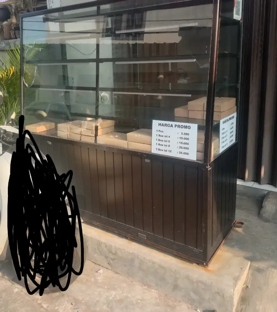 Etalase donat dan roti