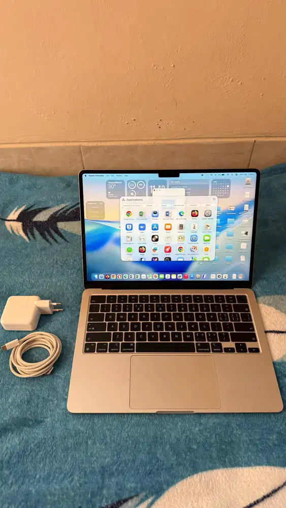 Macbook Air M2 13-inc RAM 8GB/256GB Silver Mulus Batre Awet Siap Pakai
