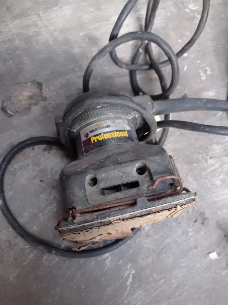 Sander / mesin gosok black n dekker