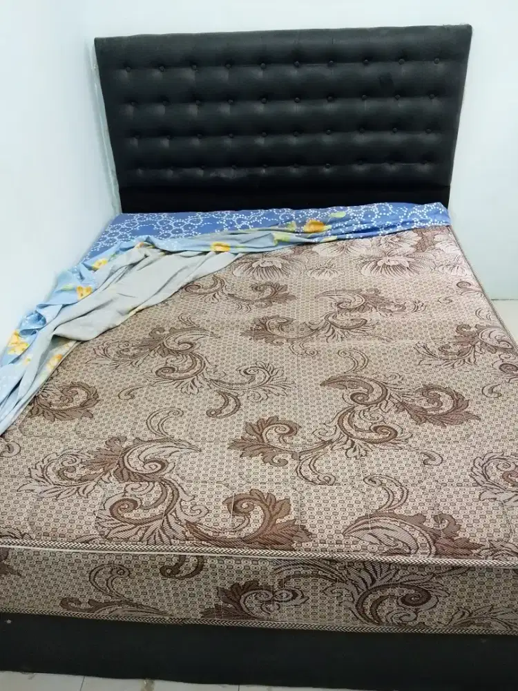 Divan ada laci ukuran 180x200