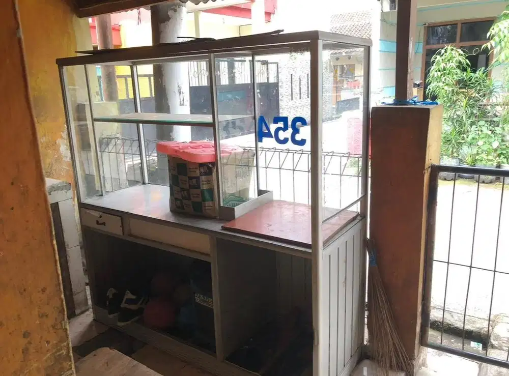 Etalase Kaca Bekas