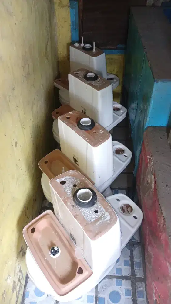 CLOSET DUDUK MERK VOLK