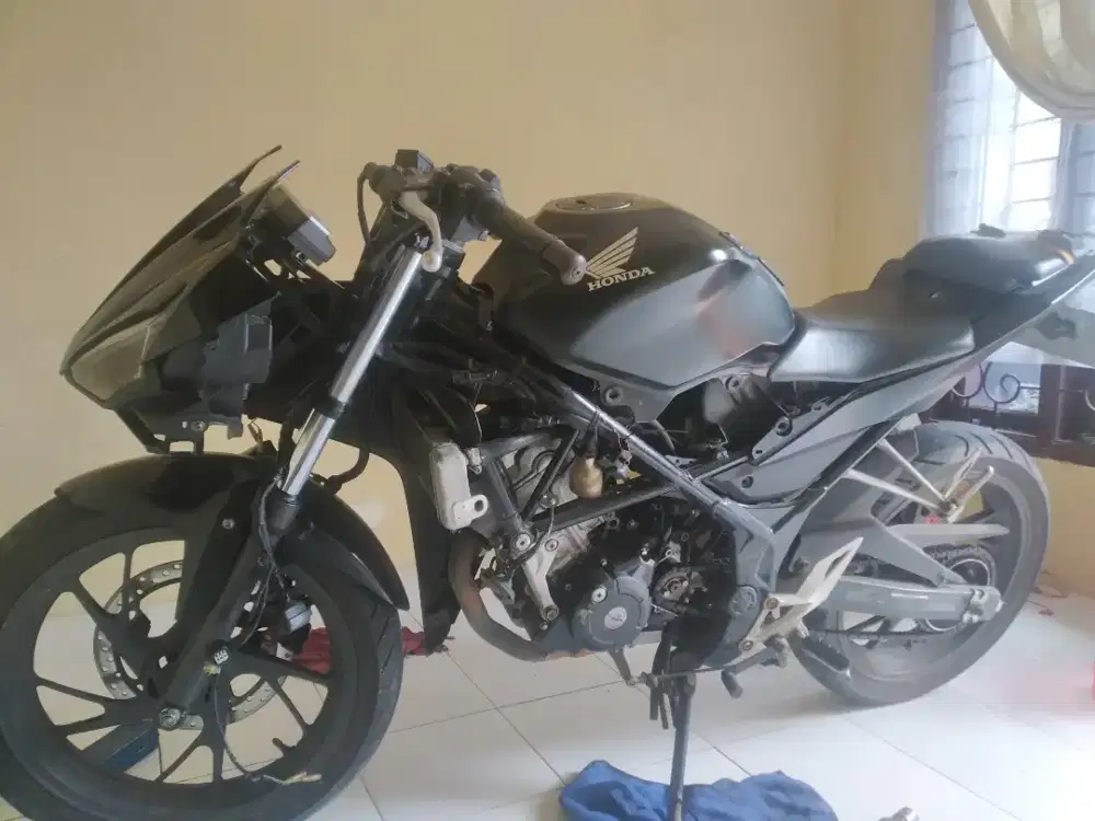 Honda cbr 150 2018 warna hitam