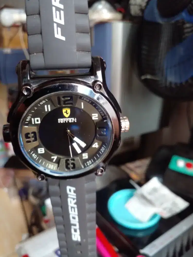 Di jual jam tangan pria merk Ferrari