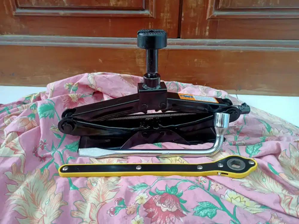 Dongkrak Kunci Ban Dan Cover Ban Serep