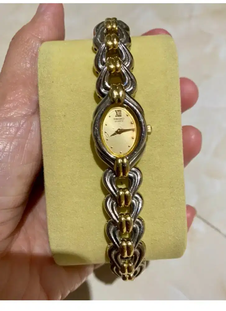 VINTAGE) Seiko Quartz Ladies Jewelry Watch -Two Tone Gold-Silver