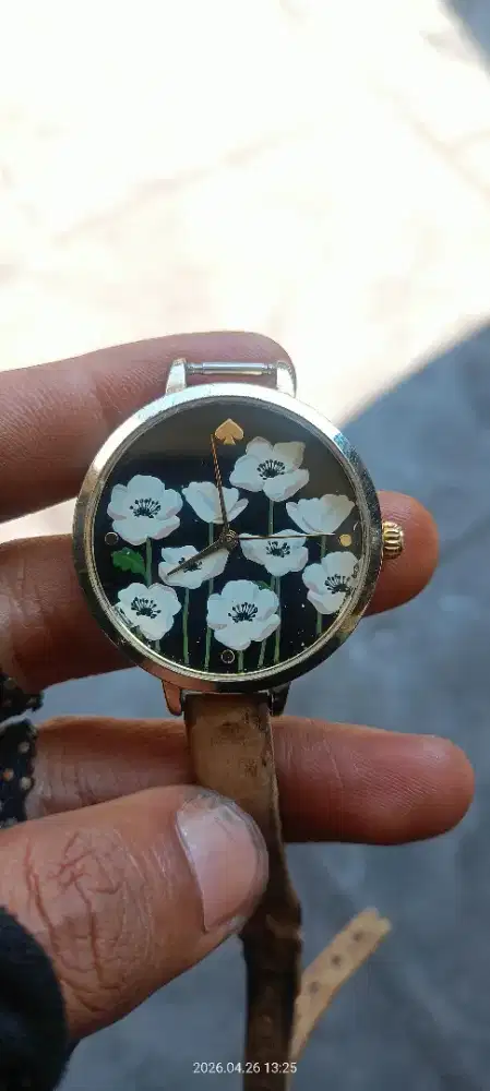 Kate spade Metro Three-Hand Flower Watch (Nomor Model: KSW9011B )
