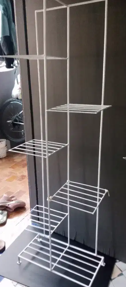 Rak besi putih dan rak pot tanaman bekas bagus