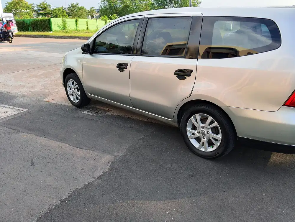 Nissan Livina 2011 Bensin