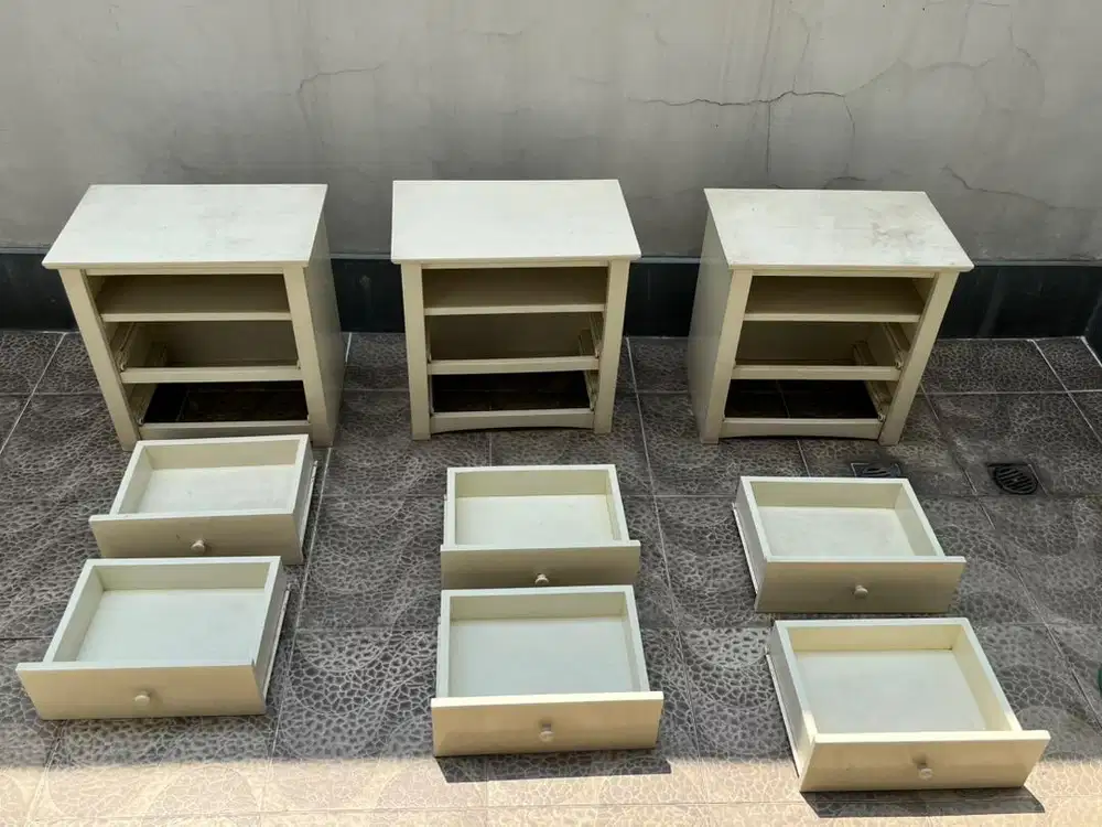 Nakas atau Nightstand atau Bedside Table