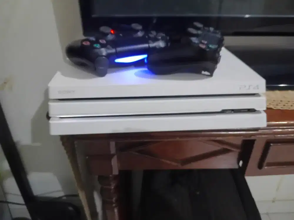 PS4 Pro 1TB (Glacier White)