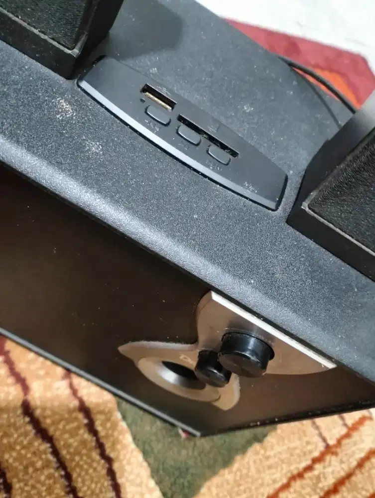 Speaker sesuai foto no bluetooth