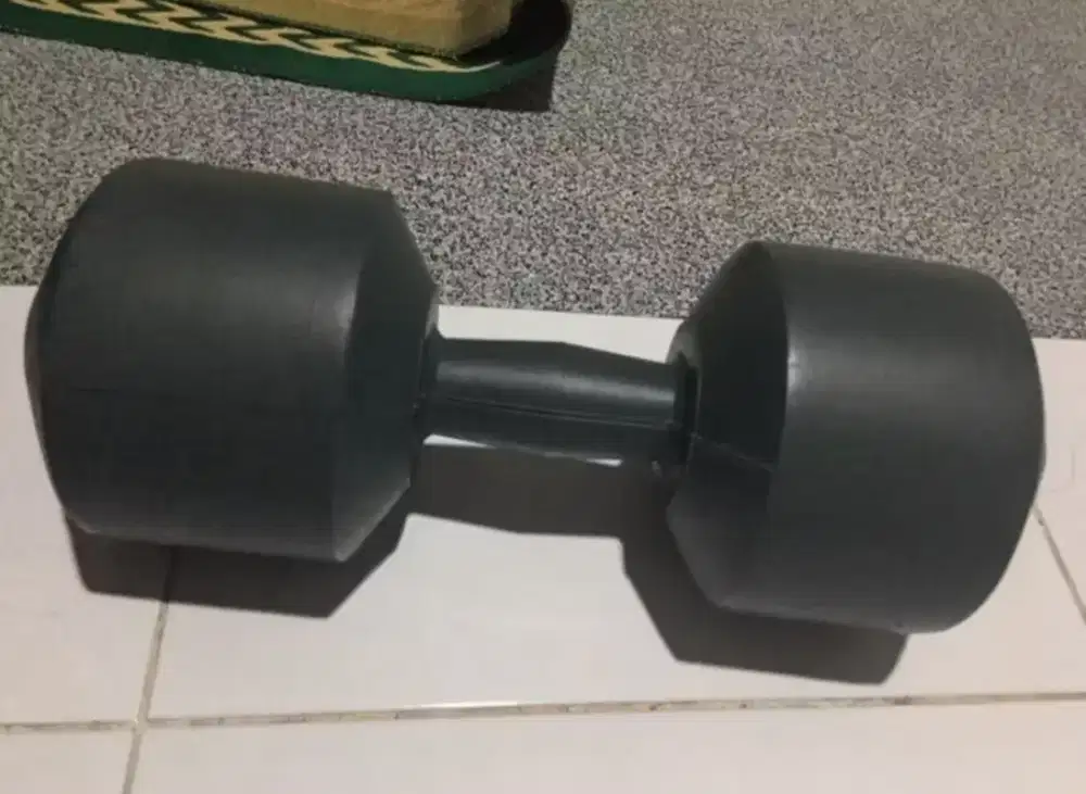 Dumble 11 kg baru beli 1 bulan warna black, bt perbesar otot tangan.