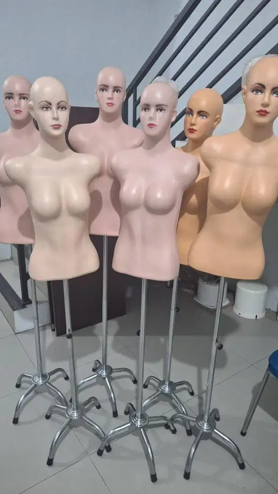 Manekin setengah badan pakai kepala