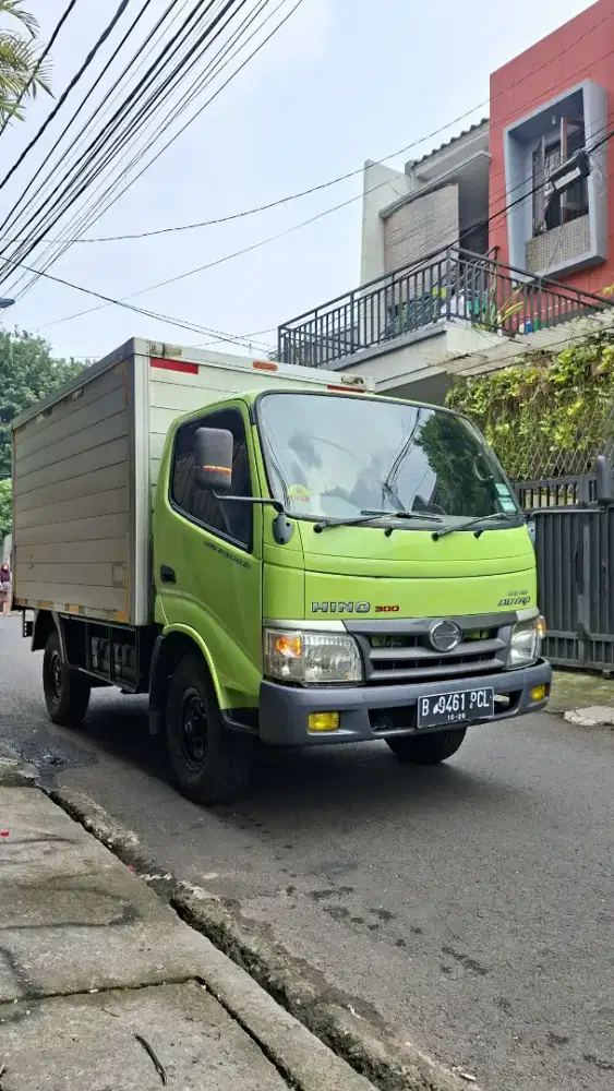 Hino dutro 110sd engkel 4roda box orsinil.2016