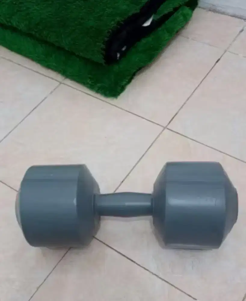 Dumble 9 kg baru 2 BLN pake warna hitam, bt perbesar otot tangan.