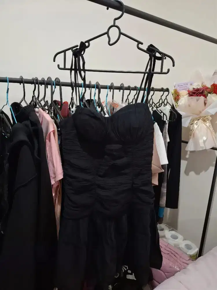 Dress hitam dengan cup bra