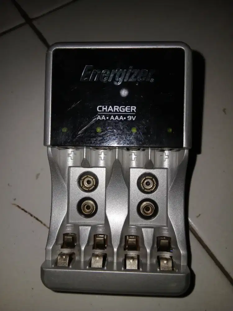 Pengisi Daya Baterai Energizer Model CHCC-EU