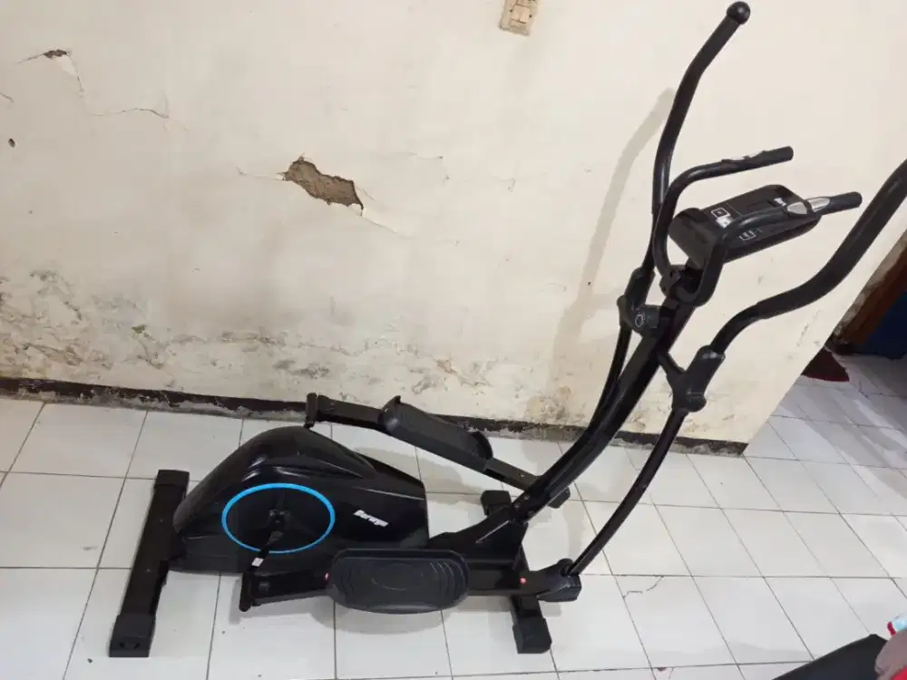 Alat olahraga eliptical crosstrainer