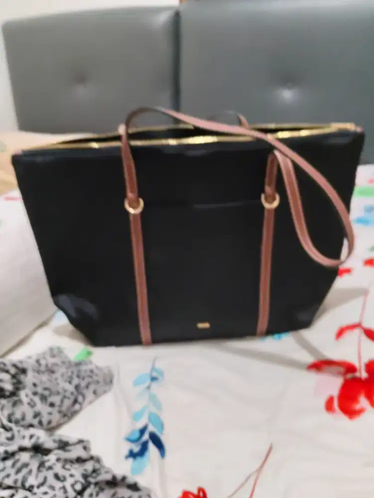 Tas tote bag merek Mango