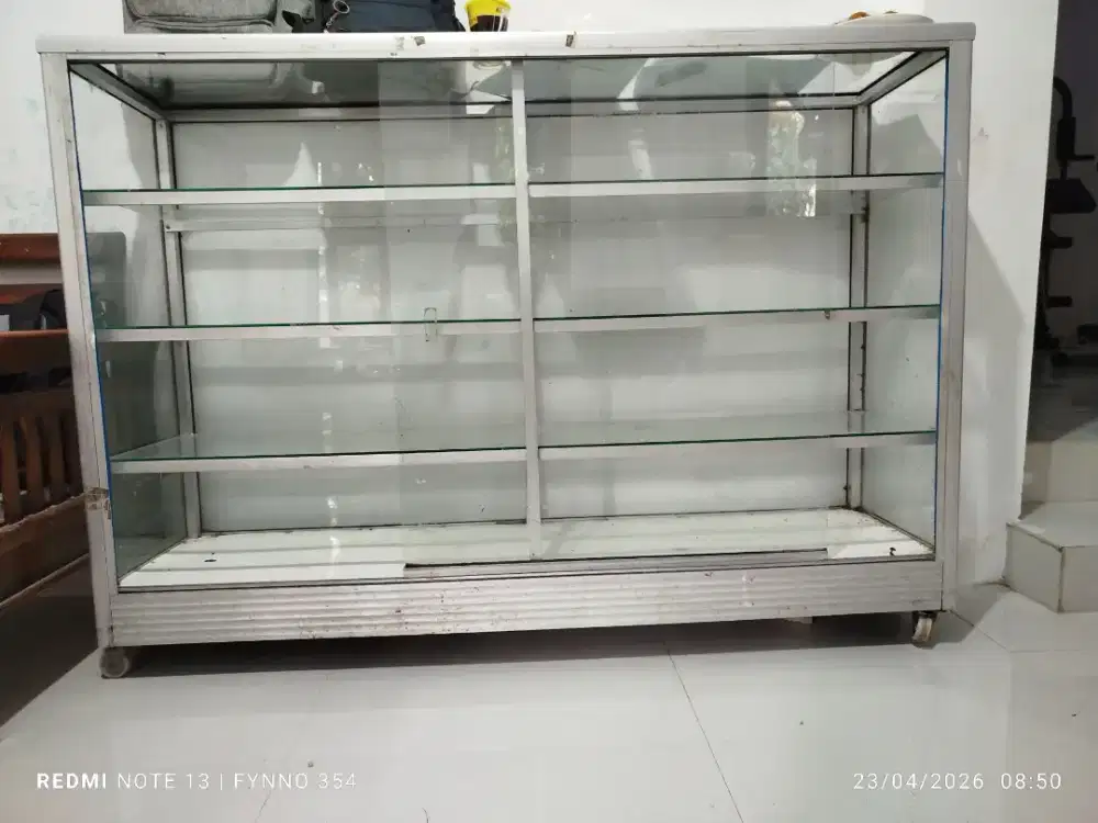 Etalase murah 1,5 m x 1 m