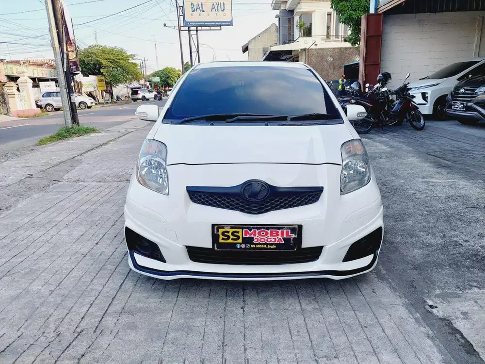TOYOTA YARIS J 2011 Manual Putih