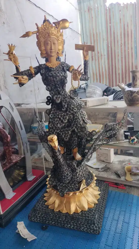 Patung penari coin chinese , karya seniman bali