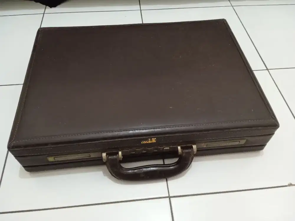 Koper atau tas kerja klasik