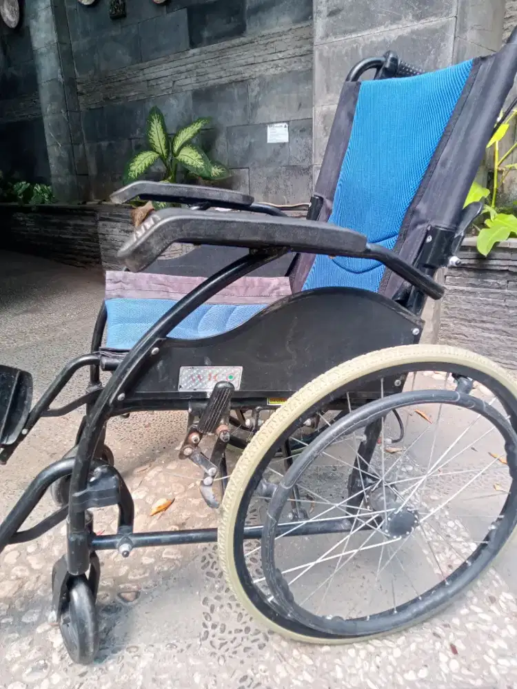 Kursi roda orang tua