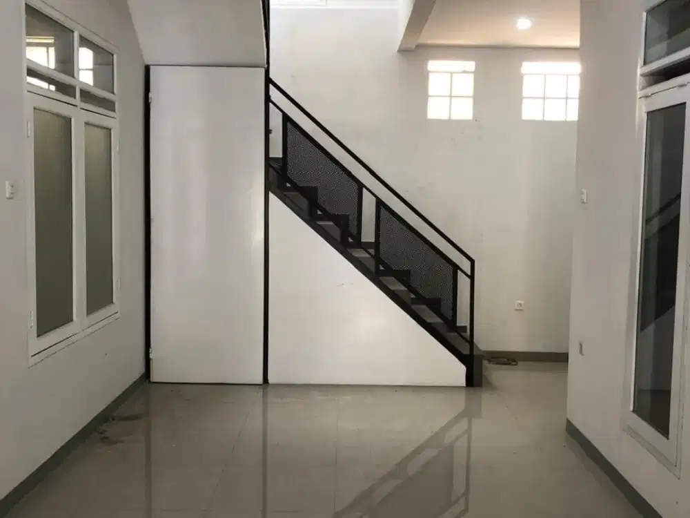 Rumah Nyaman Strategis di THI Taman Holis Indah