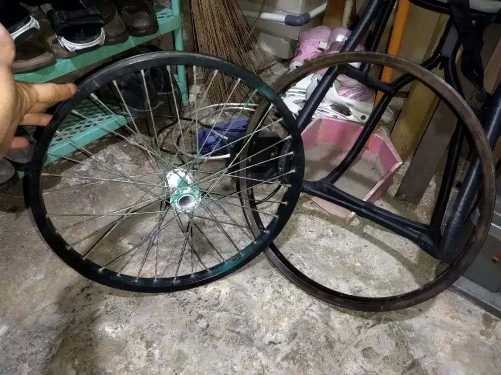 Velg ukuran 20inch ada 2 yang satu lagi ringnya saja dan rem terpedo