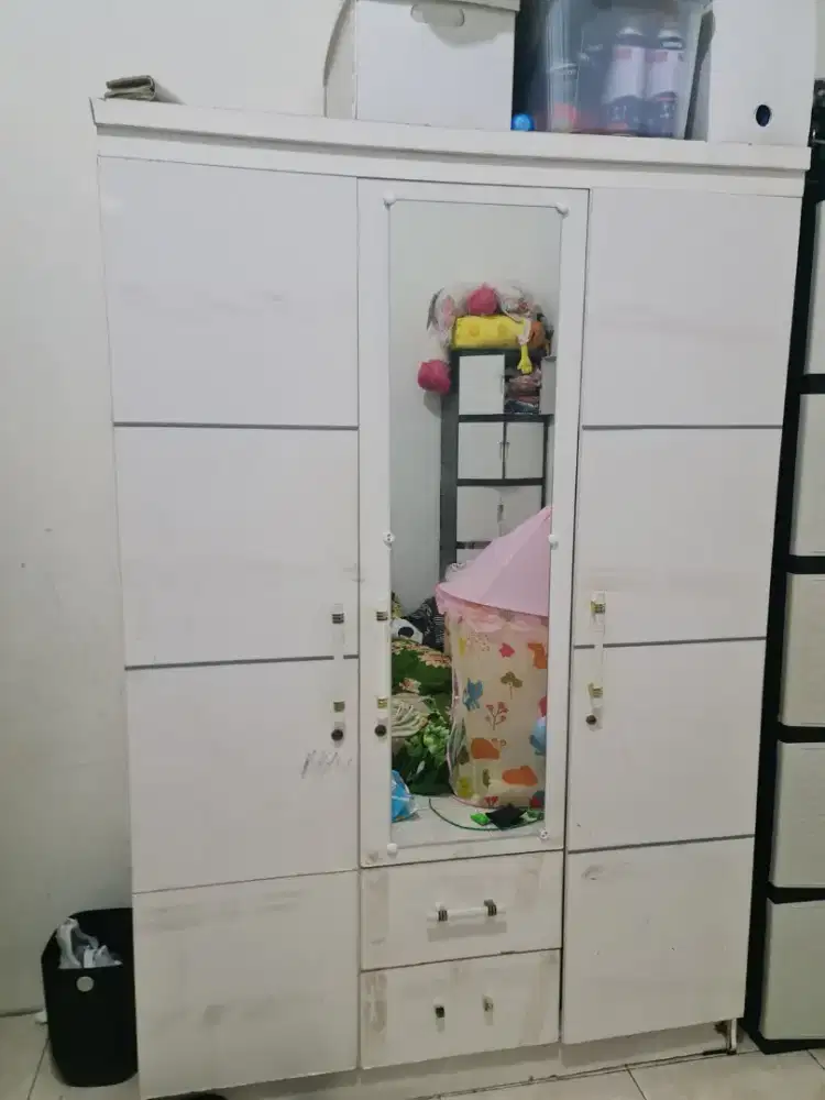 Lemari baju 3 pintu