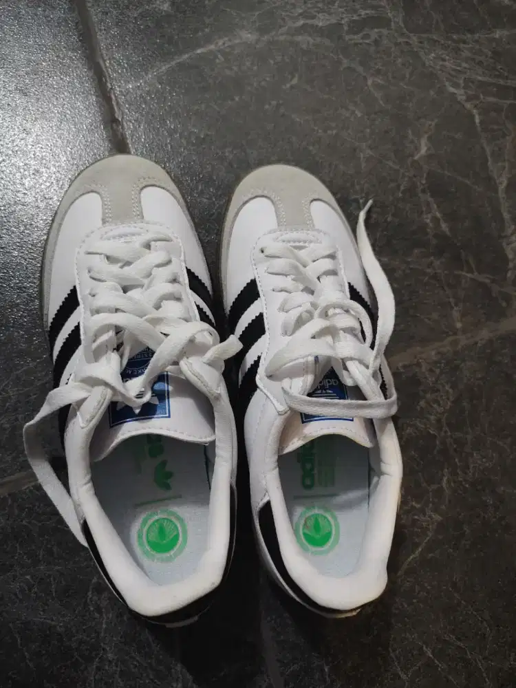 Dijual sepatu kets merk Adidas