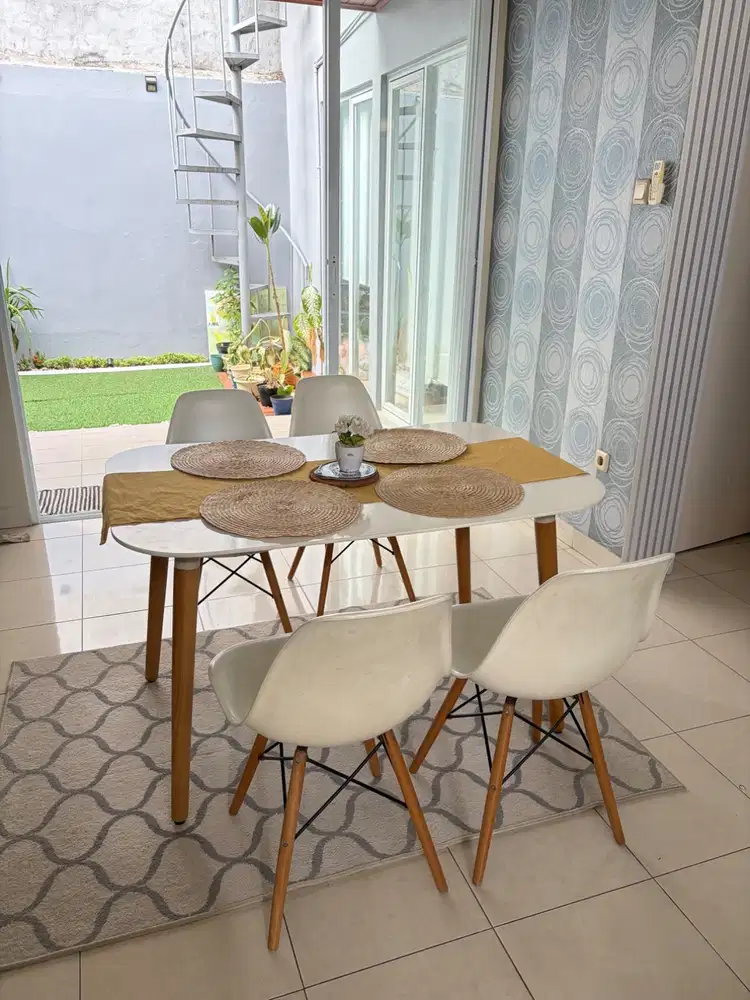 Meja Makan Informa Set 4 Kursi