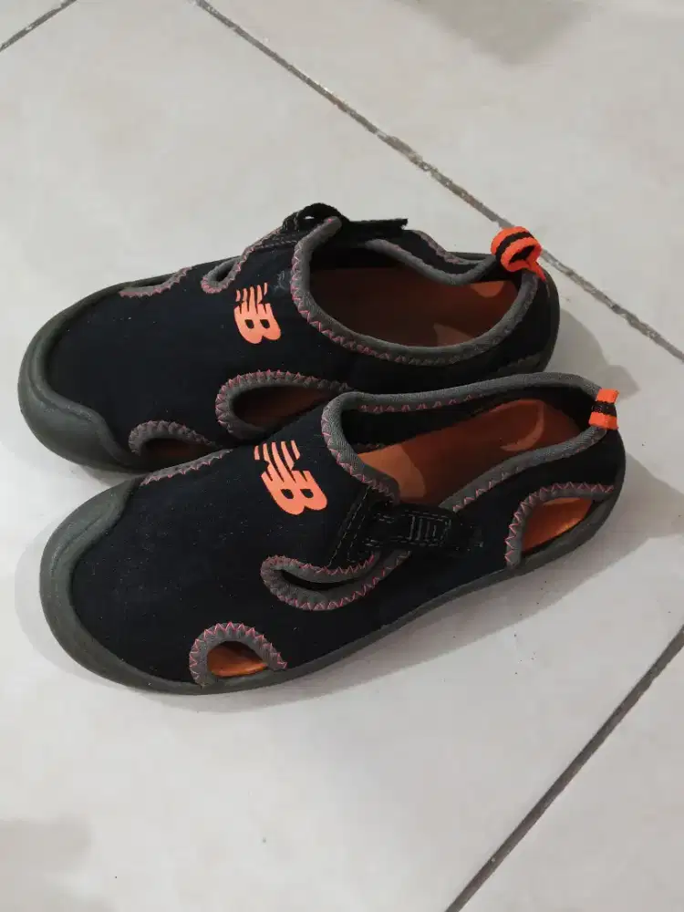 Sepatu sendal anak new balance