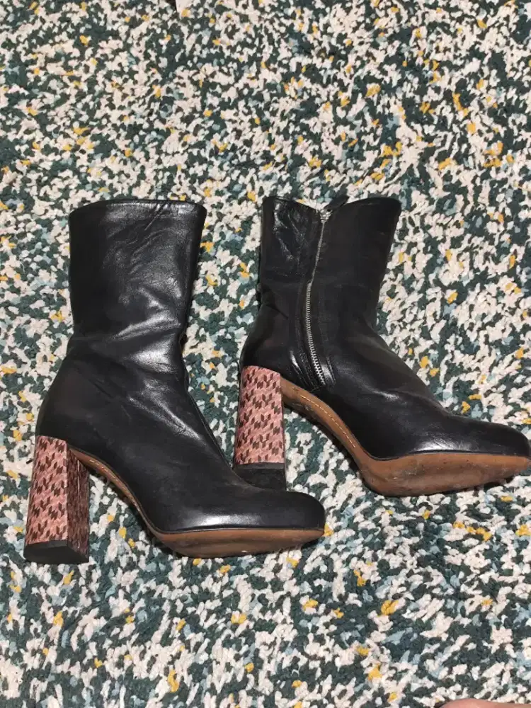 Sepatu Bot Ankle Hak Tinggi Kulit Hitam ZARA Motif Geometris