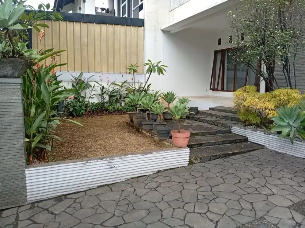 Rumah Mewah Siap Huni di Buah Batu Regency, Carport 2 Mobil, SHM & IMB