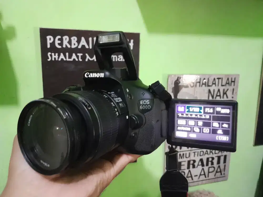 Kamera dslr Canon 600D layar lipat