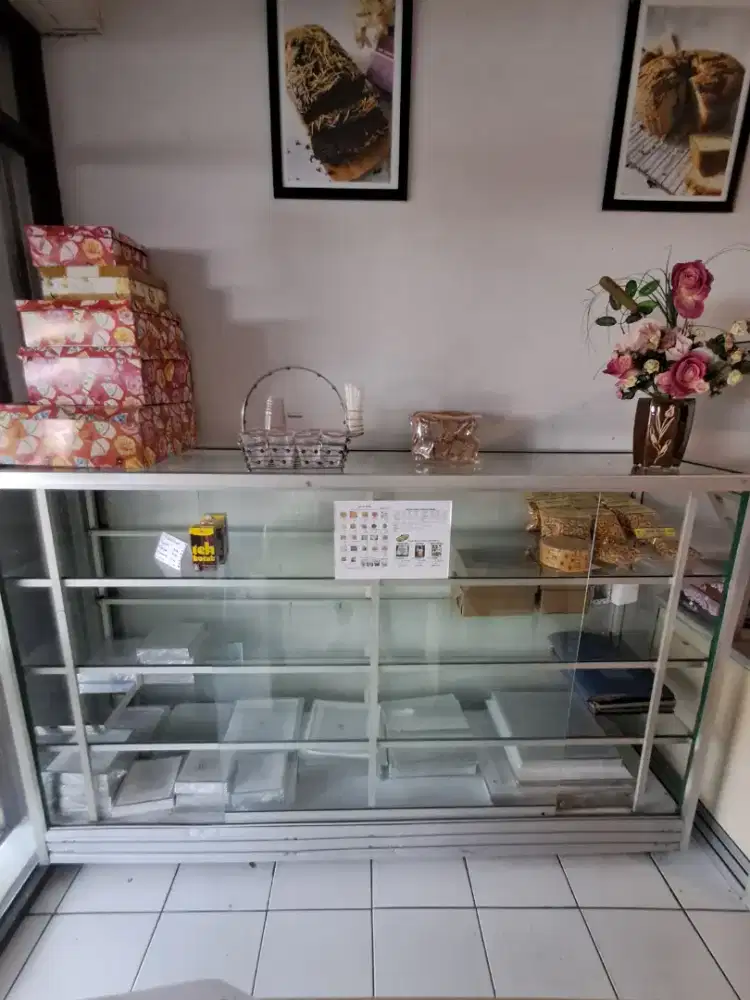 Etalase Kaca panjang ±2m x tinggi ±1,5m