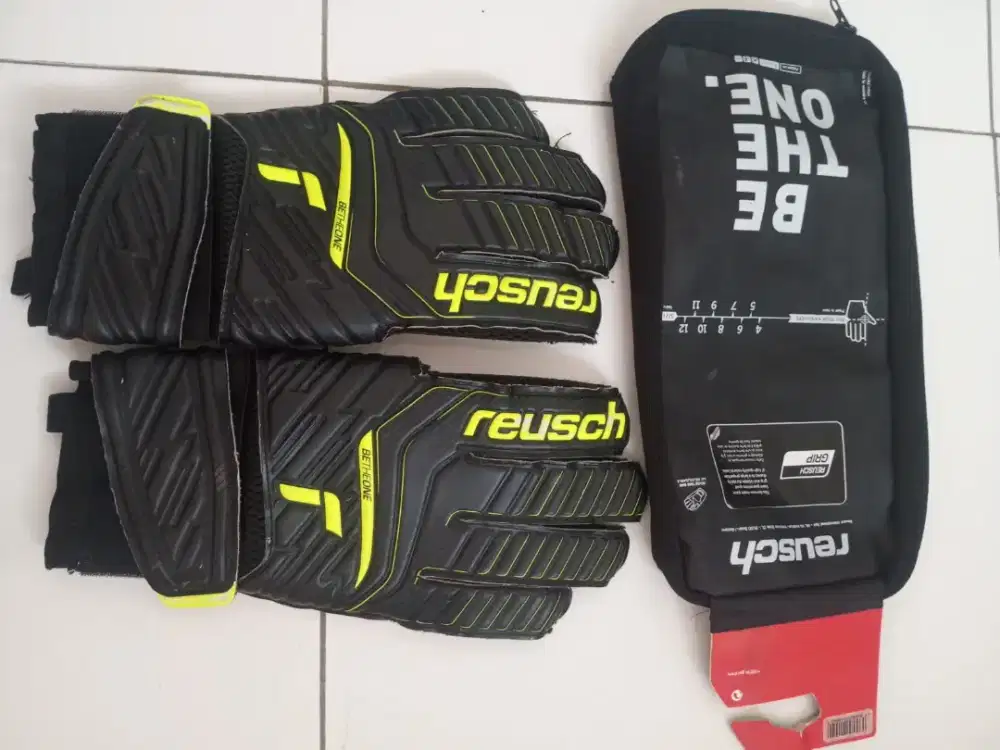Sarung tangan kiper REUSCH attrakt grip