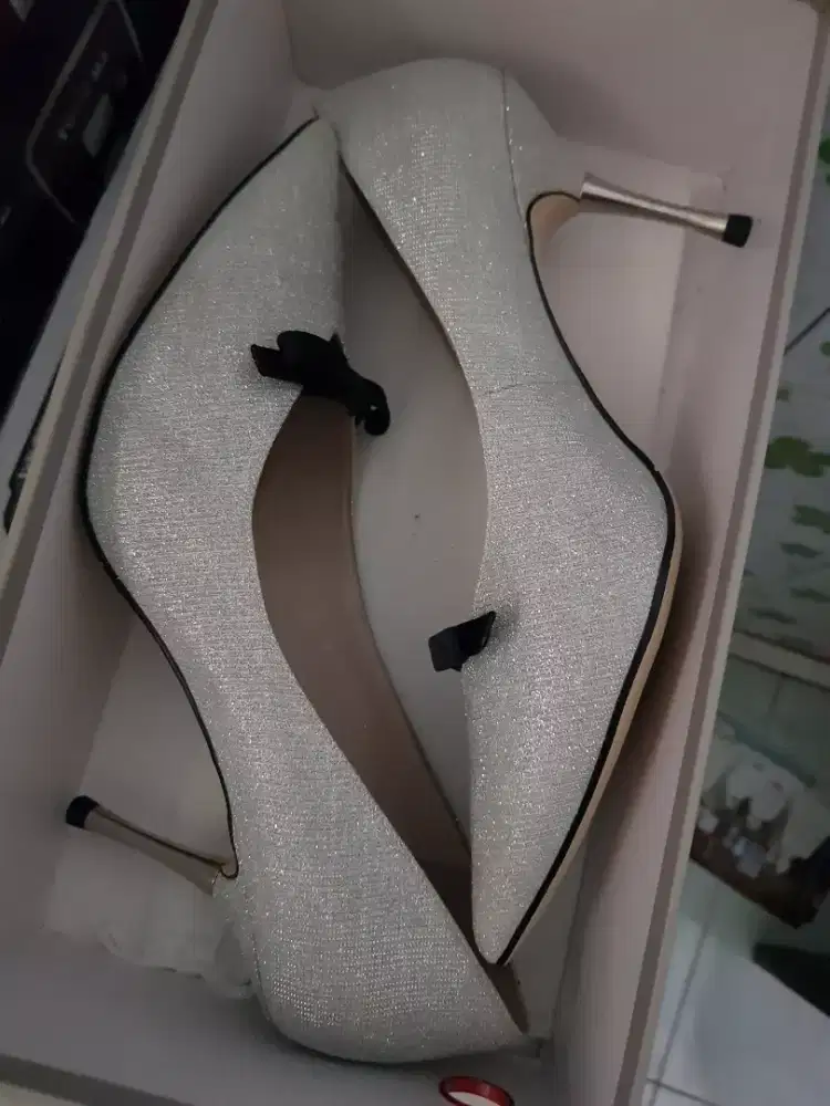 Sepatu staccato wanita