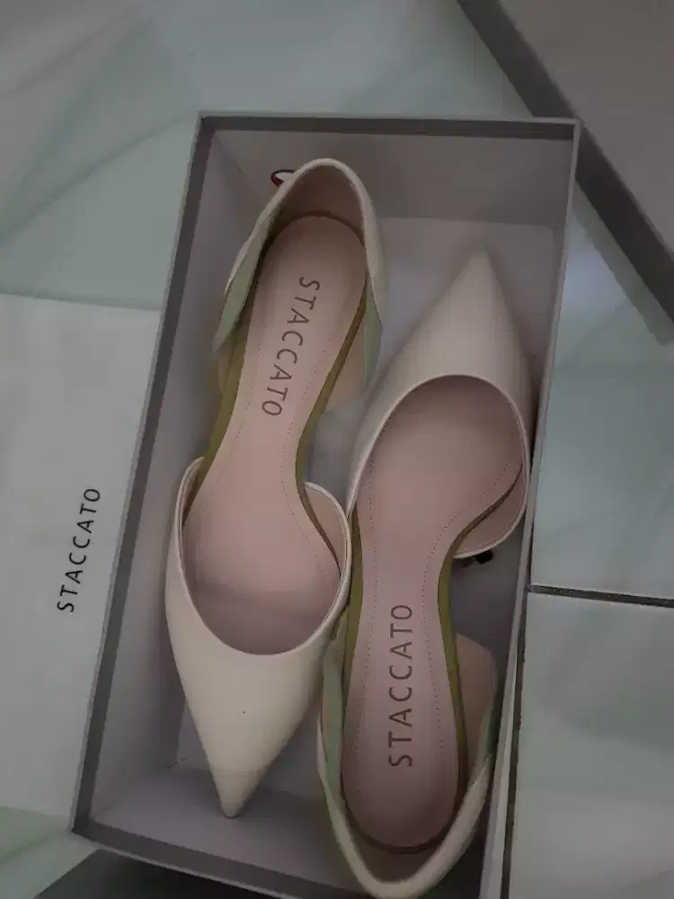 Sepatu staccato wanita