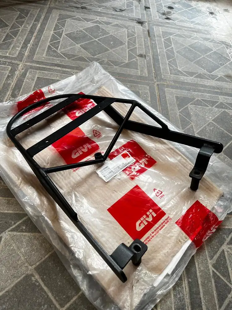 BRACKET BOX GIVI VARIO (125/150) F1/LED