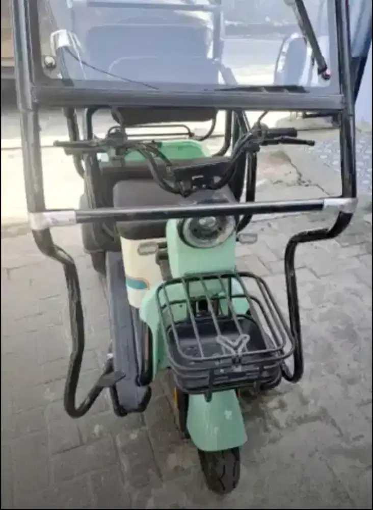 Sepeda listrik roda 3 merk Saige dengan cover penutup kepala dan angin