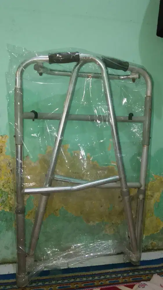 Alat bantu jalan lansia baru