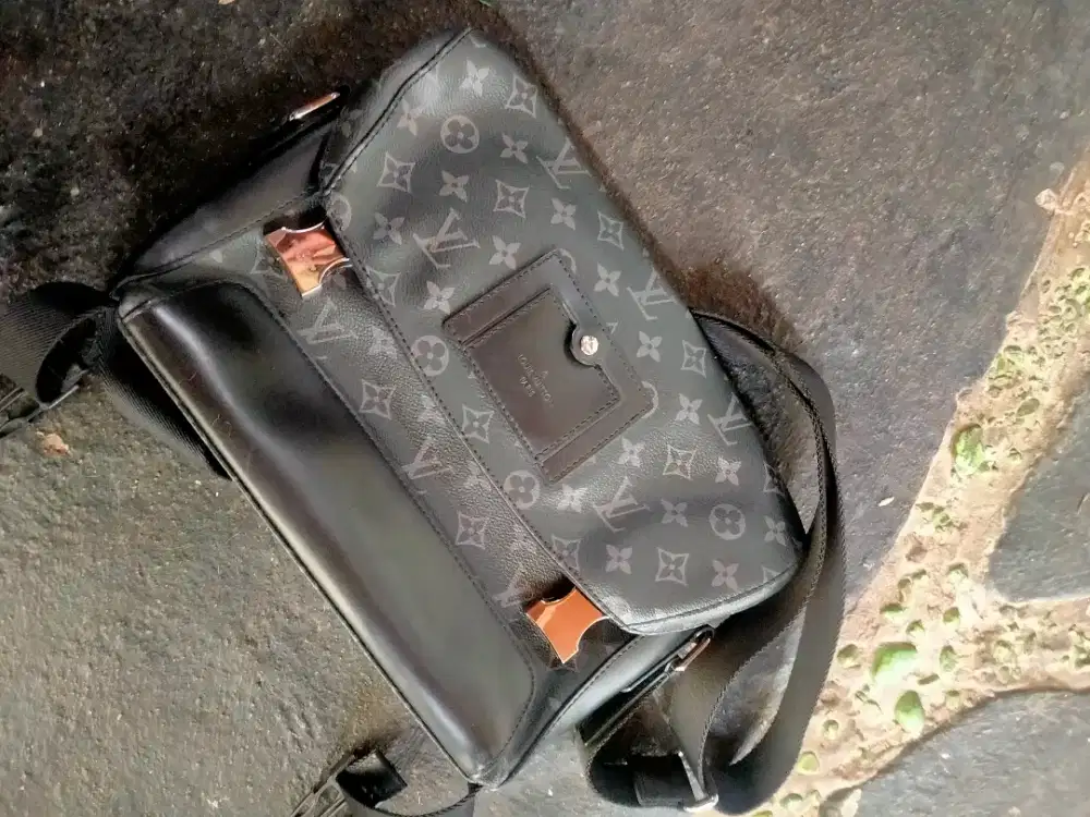 LV slingbag kondisi pemakaian normal size 25*25, talinya bisa d adjust