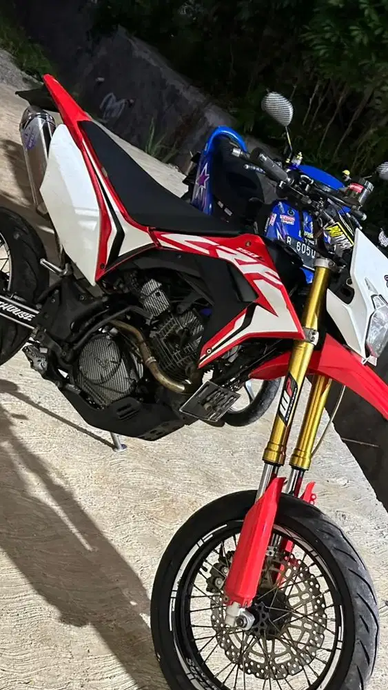 CRF 150 l 2018 merah putih