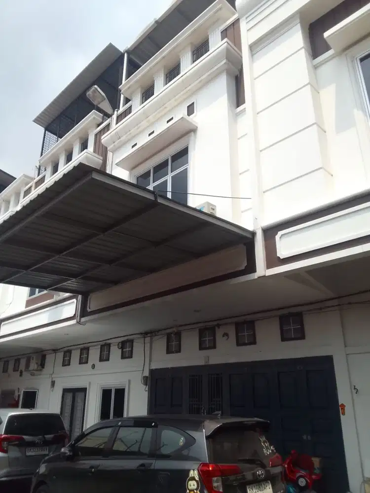 di jual rumah 3lantai kondisi terawat