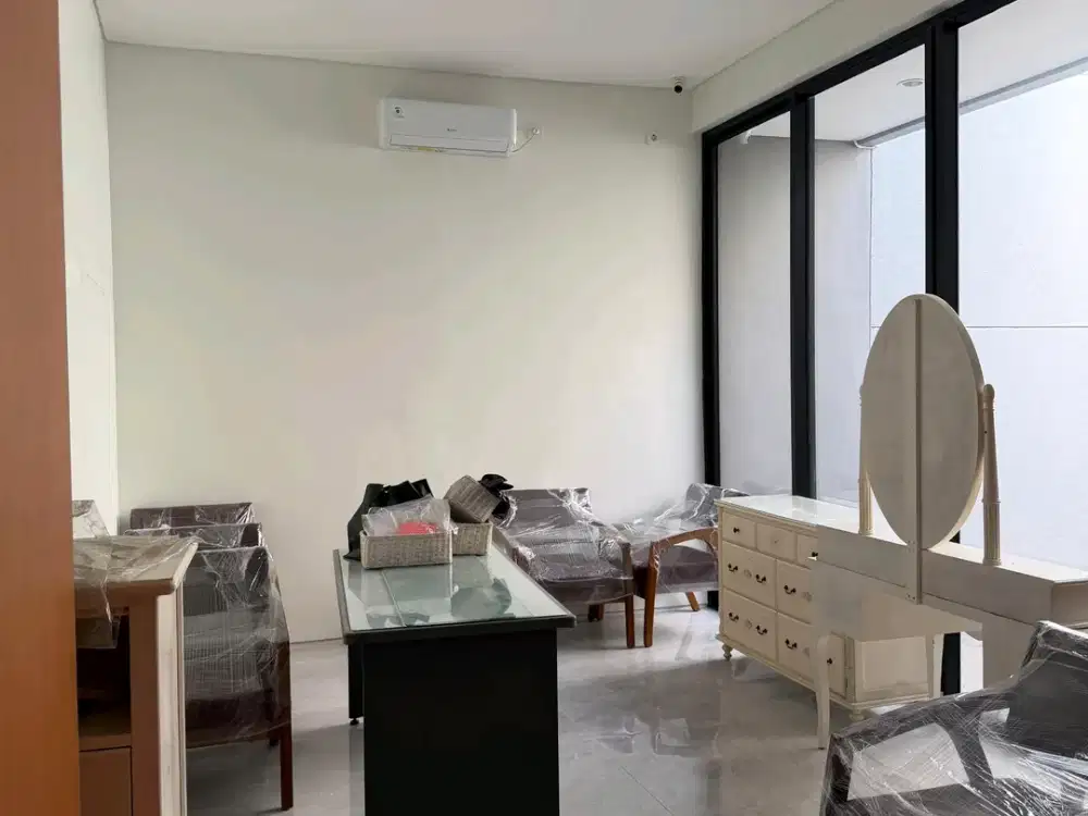 Disewakan Rumah Distric 9 Type Thomson Deluxe Citraland 4 KT Semi Furnish Dekat Pakuwon Mall Surabaya Barat